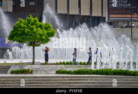 Fontaines, place devant le palais de la culture, de la Bulgarie, de Bulevard Sofia, Bulgarie, Springbrunnen, Platz vor dem Les Kulturpalast, Bulgar Banque D'Images