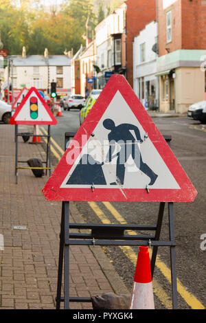 Des panneaux de signalisation et des feux de signalisation temporaires contrôlent l'accès aux véhicules pendant les réparations sur autoroute à Llangollen au pays de Galles Banque D'Images