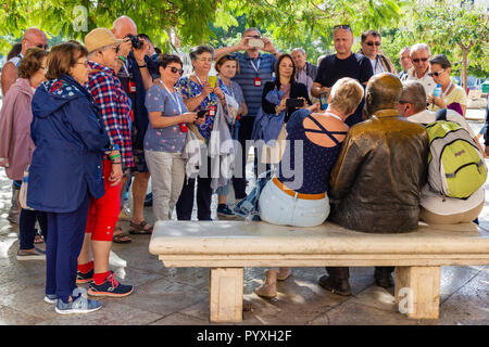 Tour group prenez des photos sur Pablo Picasso statue Plaza Merced, Malaga, Andalousie, Espagne Banque D'Images