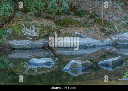 Rivière Thème, rivière en montagne, avec des rochers et végétation et image miroir dans l'eau au Portugal Banque D'Images