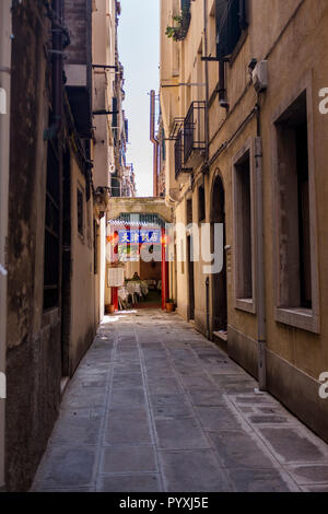 Un restaurant chinois entrée privée, situé dans une rue étroite à Venise, Italie Banque D'Images