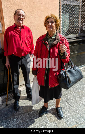 Personnes âgées Espagne couple portant des vêtements rouge correspondant Banque D'Images