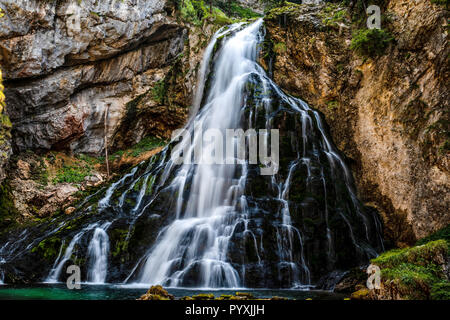 Belle vue sur célèbre Gollinger Wasserfall avec roches moussues et arbres verts, Abtenau, Autriche, Salzburger Land Banque D'Images