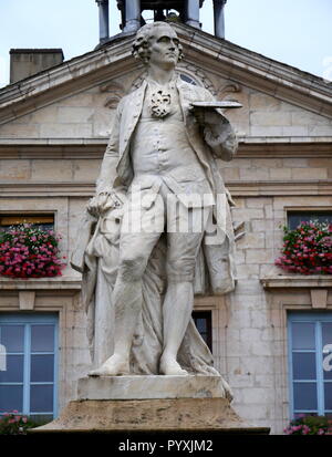 AJAXNETPHOTO. En 2018. TOURNUS, FRANCE. Artiste - STATUE - STATUE DE L'ARTISTE JEAN-BAPTISTE GREUZE (1725-1805) QUI EST NÉ DANS LA VILLE. PHOTO:JONATHAN EASTLAND/AJAX REF:180910 GX8  866 Banque D'Images