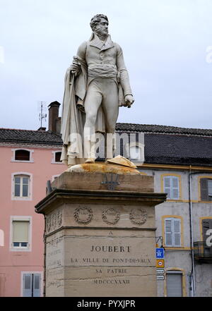 AJAXNETPHOTO. En 2018. PONT DE VAUX, en France. - Jeune GÉNÉRAL - STATUE DE SOLDAT ET LE GÉNÉRAL JOSEPH CATHERINE JOUBERT (1769-1799) DANS LE CENTRE-VILLE. JOUBERT EST NÉ ICI, EST MORT À LA BATAILLE DE Novi, en Italie. PHOTO:JONATHAN EASTLAND/AJAX REF:180910 GX8  852 Banque D'Images