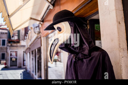 Une boutique affichage d'un masque de la peste dans les rues de Venise, Italie Banque D'Images