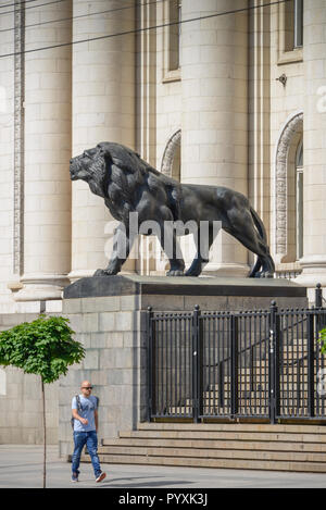 Sculpture du Lion, le centre de justice, Sofia, Bulgarie, Loewenskulptur, Justizpalast, Spanien Banque D'Images