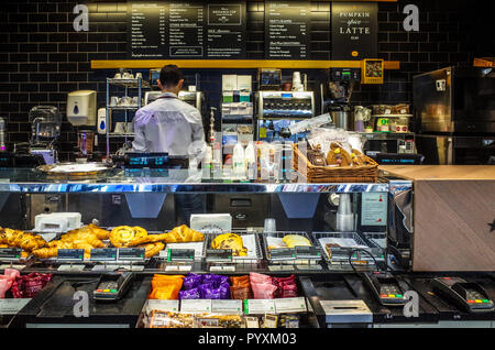 Pret a manger avec comptoir de service à thé / café barista - Pret est un restaurant fast food chain Banque D'Images