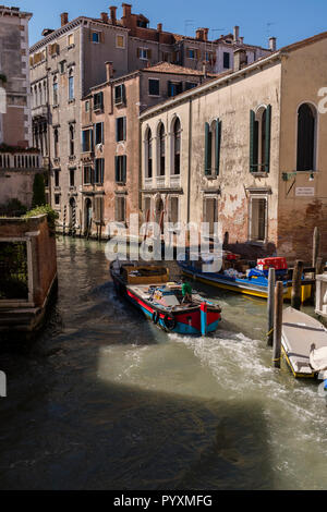 La circulation des bateaux sur un canal à Venise, Italie Banque D'Images