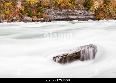 Une longue exposition close up de rapides coulant sur un rocher dans la gorge du Niagara, au Canada. Les rapides sont parmi les plus puissants au monde. Banque D'Images