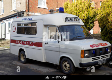 Une ambulance d'urgence en disant poète évêques Castle, UK Banque D'Images