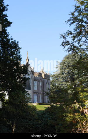 Sheffield Park House à travers les arbres Banque D'Images