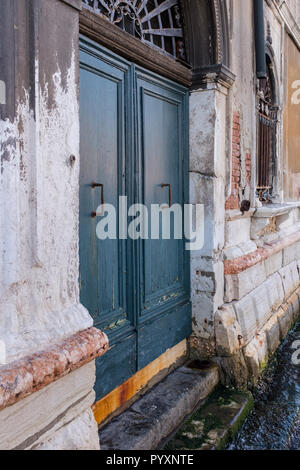 Détail d'un palazzo vert porte sur le Grand Canal de Venise, Italie Banque D'Images