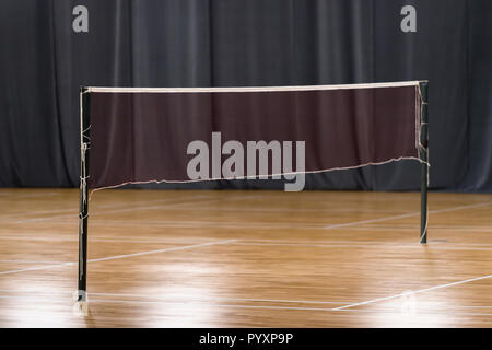 Plancher en bois de badminton et filets. Plancher en bois de salle de sport avec des lignes de marquage sur ligne de plancher en bois piscine, gymnase cour Banque D'Images