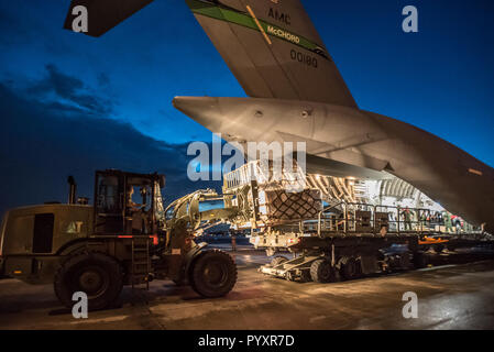 Cette photo, illustrant l'ouragan-pour les opérations de secours d'aviateurs de la Kentucky Air National Guard's 123e groupe le Plan d'intervention à Porto Rico, a fait partie d'un groupe d'images qui a remporté la première place pour des séries de photos dans le bureau de la Garde nationale 2017 Concours des médias. (U.S. Photo de la Garde nationale aérienne par le Lieutenant-colonel Dale Greer) Banque D'Images