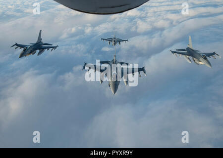 La Force aérienne belge quatre F-16 Fighting Falcon voler en formation derrière un KC-135 de l'US Air Force au cours de l'exercice Trident Stratotanker stade 18, dans l'espace aérien suédois, le 30 octobre 2018. L'exercice de l'OTAN comprend 31 pays et offre des occasions uniques de s'entraîner avec l'OTAN et de pays partenaires. (U.S. Photo de l'Armée de l'air par la Haute Airman Luc Milano) Banque D'Images