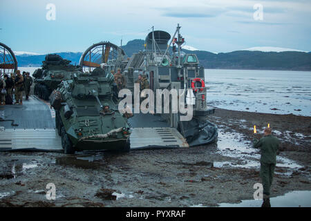 Les Marines américains avec 24e Marine Expeditionary Unit participant à l'exercice Trident Stade 18 décharger un assaut Véhicule amphibie, à bord d'un Landing Craft Air Cushion, guidé par un marin américain avec le San Antonio-classe de transport amphibie Navire Dock USS New York (LPD 21) dans Alvund, la Norvège, le 30 octobre 2018. Stade Trident 18 améliore les États-Unis et ses alliés de l'Otan et partenaires capacité à travailler ensemble collectivement pour mener des opérations militaires dans des conditions difficiles. (U.S. Marine Corps photo par Lance Cpl. Menelik Collins/libérés) Banque D'Images