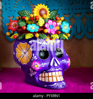 Crâne violet avec fleur hat dans un marché de Morelia, Michoacan au Mexique. Banque D'Images