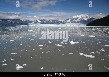 Désenchantement Bay, Hubbard Glacier et les montagnes environnantes, l'Alaska. Banque D'Images