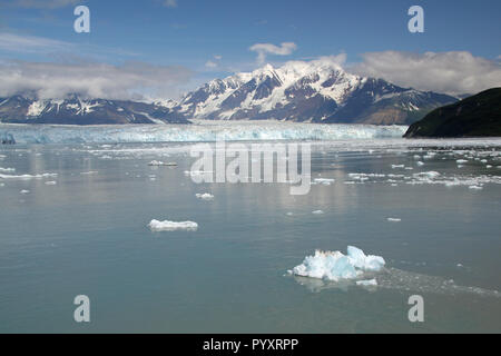 Désenchantement Bay, Hubbard Glacier et les montagnes environnantes, l'Alaska. Banque D'Images