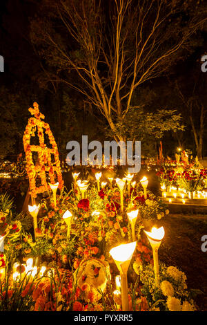 Un cimetière de Michoacan le soir du Jour des Morts au Mexique. Banque D'Images