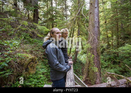 Amérique du Nord, Canada, Colombie-Britannique, île de Vancouver, la Réserve de parc national Pacific Rim, deux femmes touristes randonnée sur le sentier de la forêt tropicale Banque D'Images