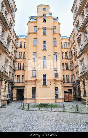 Lodz, Pologne, juillet 2018. Cour intérieure, de cour à partir de la rue Piotrkowska, dans le centre-ville. Banque D'Images