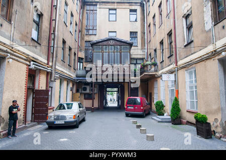 Lodz, Pologne, juillet 2018. Cour intérieure, de cour à partir de la rue Piotrkowska, dans le centre-ville. Banque D'Images