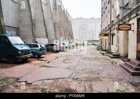 Lodz, Pologne, juillet 2018. Cour intérieure, de cour à partir de la rue Piotrkowska, dans le centre-ville. Banque D'Images