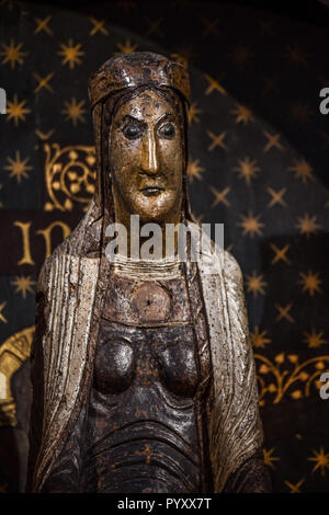 Dijon : statue en bois de Notre-Dame de Bon-Espoir, anciennement appelée la Vierge Noire, remontant au 11e siècle, dans l'église Notre-Dame Banque D'Images