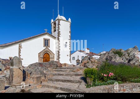 Église médiévale Igreja de Santiago à Marvao, Alto Alentejo, Portugal. Alentejo traditionnel et typique des murs blancs Banque D'Images