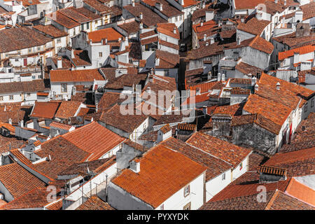 Vue d'un village typique de l'Alentejo avec les rues sinueuses, des murs blancs et toits rouge orange. Castelo de Vide, Alto Alentejo, Portugal Banque D'Images