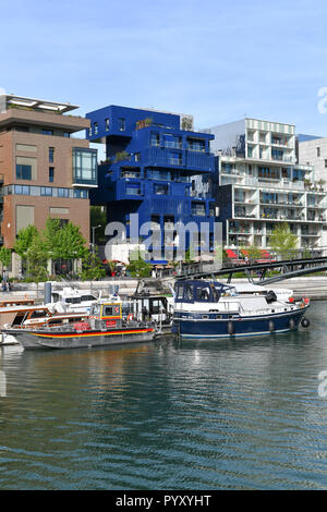 Lyon (sud-est de la France). Confluence. Les bâtiments modernes le long du port intérieur. Le propriétaire des bateaux amarrés au quai *** *** légende locale Banque D'Images