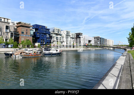 Lyon (sud-est de la France). Confluence. Les bâtiments modernes le long du port intérieur. Le propriétaire des bateaux amarrés au quai *** *** légende locale Banque D'Images