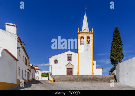 Igreja de Nossa Senhora da Conceicao Église. L'Église mère de Crato typique avec des murs blancs et de couleur jaune ou ocre. Alto Alentejo, Portugal Banque D'Images