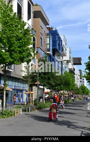 Lyon (sud-est de la France). Confluence. Les bâtiments modernes le long du port intérieur. Boutiques, femme poussant une poussette *** *** légende locale Banque D'Images