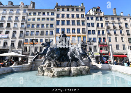 Lyon (sud-est de la France). 2018/04/30. "Place des Terreaux" square dans le 1er arrondissement de Paris (quartier) avec la Fontaine Bartholdi. *** Capti Local Banque D'Images