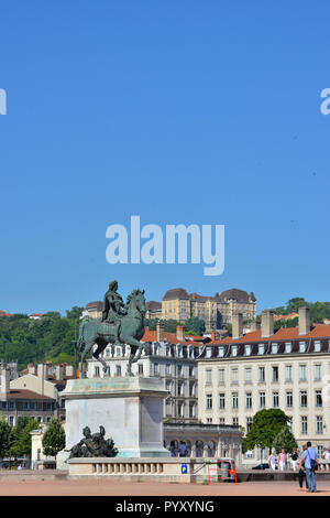 Lyon (sud-est de la France). 'Place Bellecour' square, dans le 2ème arrondissement de Paris (quartier), avec la statue équestre de Louis XIV. Dans le backgroun Banque D'Images