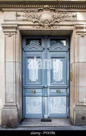 Vieille porte en bois bleu à Paris Banque D'Images