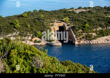 Stylo sous-marin abandonné à Parja Cove sur l'île de Vis, Croatie. Banque D'Images