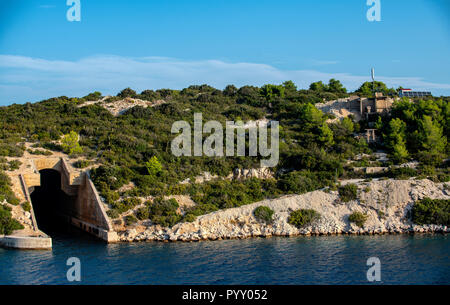 Stylo sous-marin abandonné à Parja Cove sur l'île de Vis, Croatie. Banque D'Images