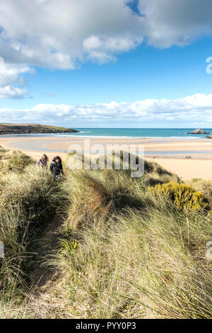 Les randonneurs sur un sentier du haut de la dune de sable en système à Crantock Newquay en Cornouailles. Banque D'Images