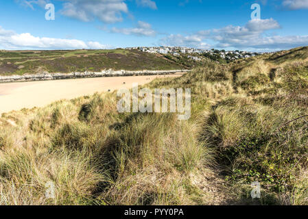 Une vue sur la plage de Crantock depuis le haut de la dune de sable à Newquay système à Cornwall. Banque D'Images