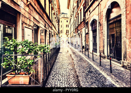 Une étroite rue Italien café confortable avec terrasse dans un quartier chic de Rome Banque D'Images