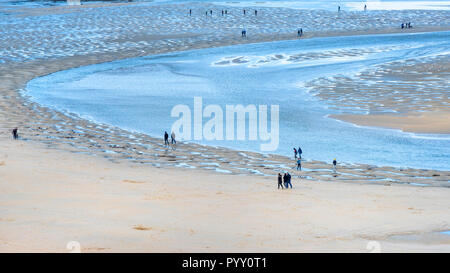 Vue panoramique de personnes marchant sur la plage de Crantock en Newquay en Cornouailles. Banque D'Images