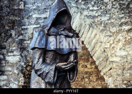 TALLINN, ESTONIE - 30 août 2016 : statue moine sans visage mystérieux jardin en danois de la vieille ville de holding hands Banque D'Images