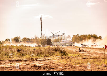 Vol en hélicoptère militaire au cours de l'effort d'effectuer une démonstration militaire. Banque D'Images