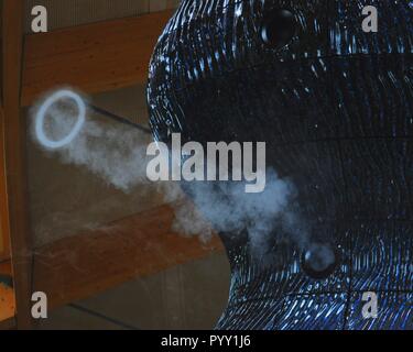 'Infini' bleu ceramic sculpture par Studio de porcs en Core building, Eden Project, Cornwall, UK. Banque D'Images