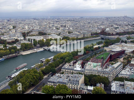 Une vue de Paris et de la Seine comme vu du haut de la Tour Eiffel à Paris, France. Banque D'Images