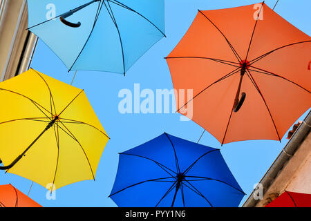 Parapluies comme décoration dans la ville Novigrad en Croatie Banque D'Images